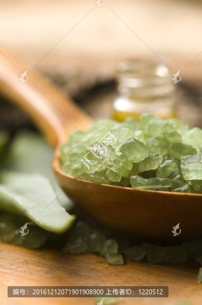 Aloe,vera與浴鹽和按摩油