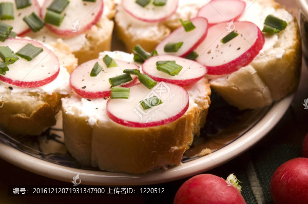 三明治和奶酪；蘿卜、韭菜-健康飲食