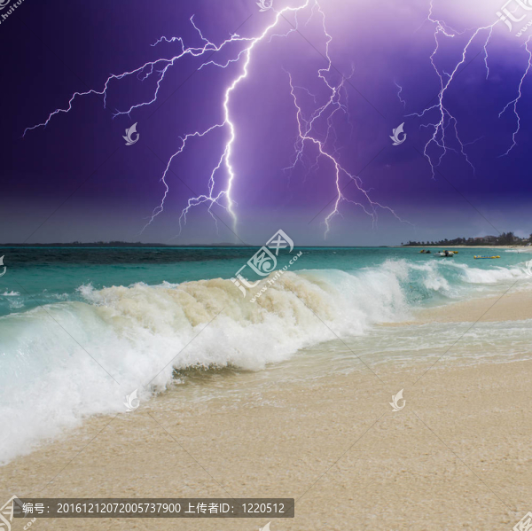 波浪在海灘上與風(fēng)暴的背景