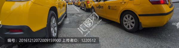 在紐約街頭的黃色出租車