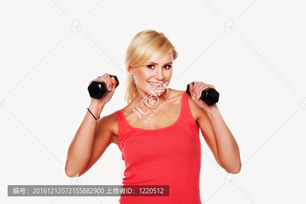 健康的女人舉啞鈴