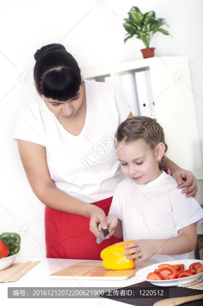 媽媽和女兒一起做飯