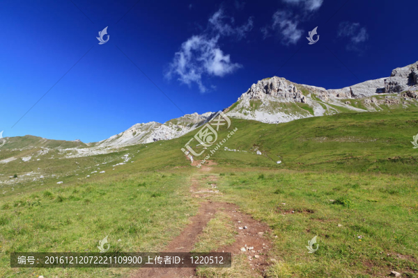 在Dolomites徒步旅行