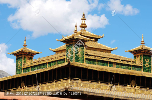 一個(gè)歷史悠久的寺廟金色的屋頂