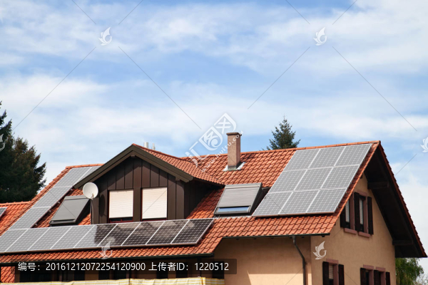 公寓屋頂上的太陽能電池板
