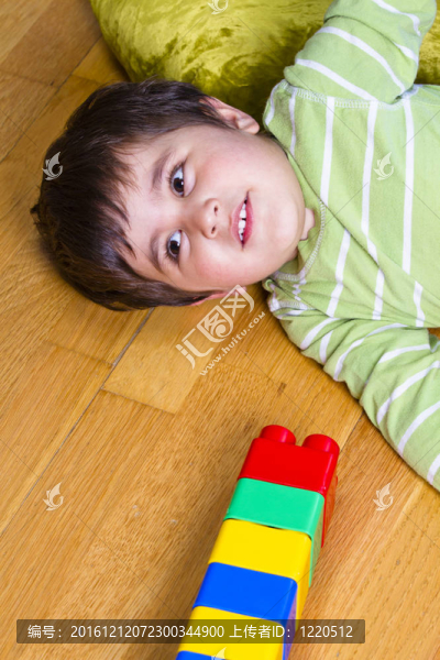 白人孩子在玩色彩鮮艷的綠色襯衫abacu