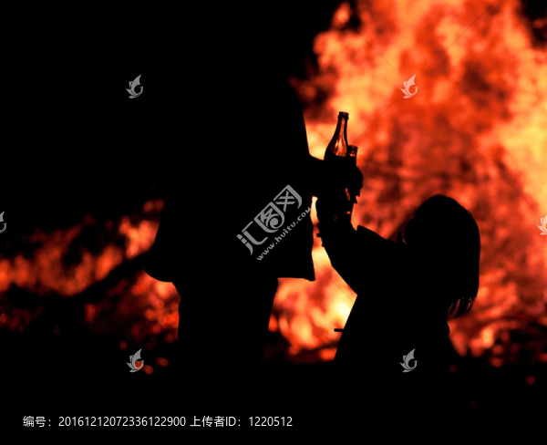 在前面的篝火的女孩