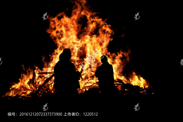 在三人面前的篝火