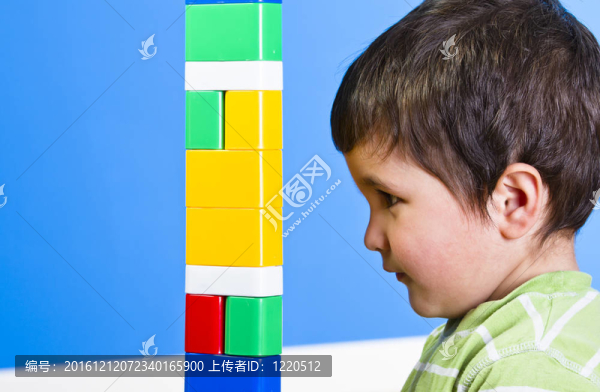 可愛(ài)的小孩坐在地板上玩玩具