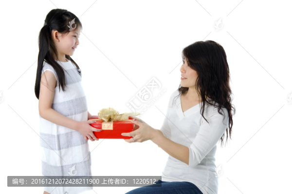 亞洲小女孩武器舉行=