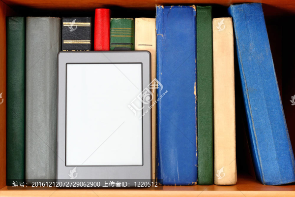 書架上的電子書和舊書