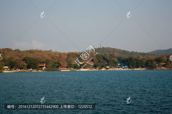 美麗的沙灘，潔白的沙灘和樹木，藍(lán)色的大海，浪漫的景色和蔚藍(lán)的天空