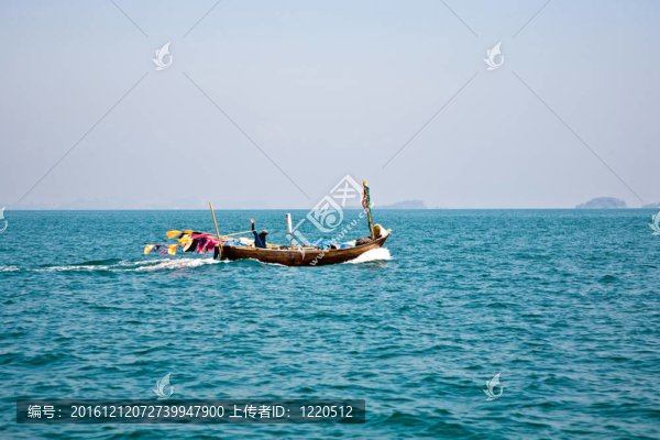 漁夫把他的小木船出海