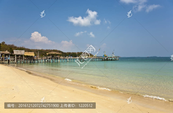 美麗的海灘與木制碼頭灣