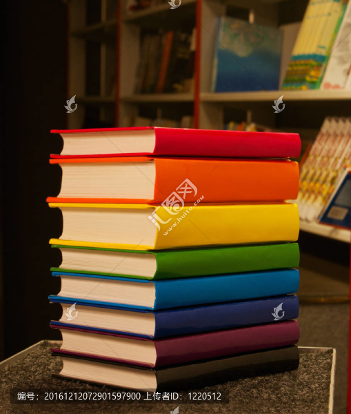 堆在書店里的五顏六色的書