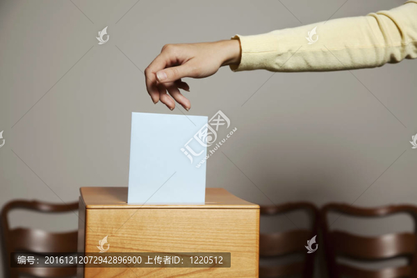 投票站的女人