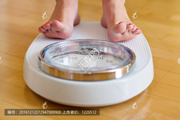 浴室尺度上的女人腳