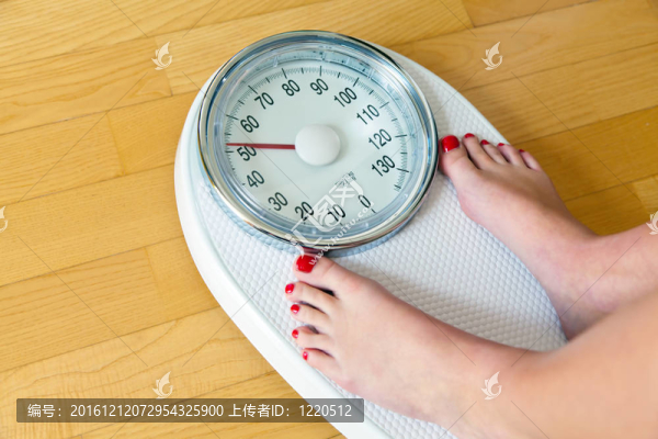 浴室尺度上的女人腳