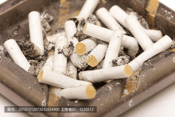 煙灰缸的煙頭特寫照片；