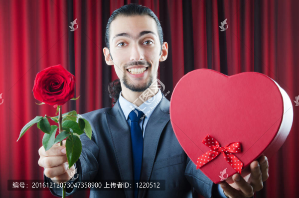 帶紅玫瑰的年輕人