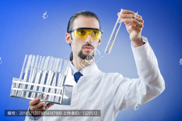 在實驗室工作的年輕化學家