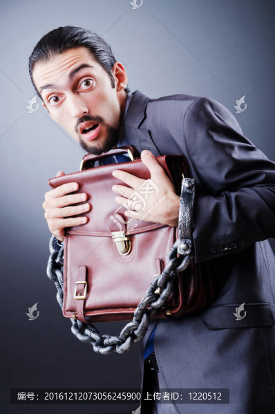 被捕商人在拍攝工作室