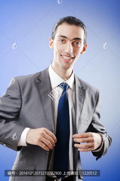 年輕商人在拍攝工作室