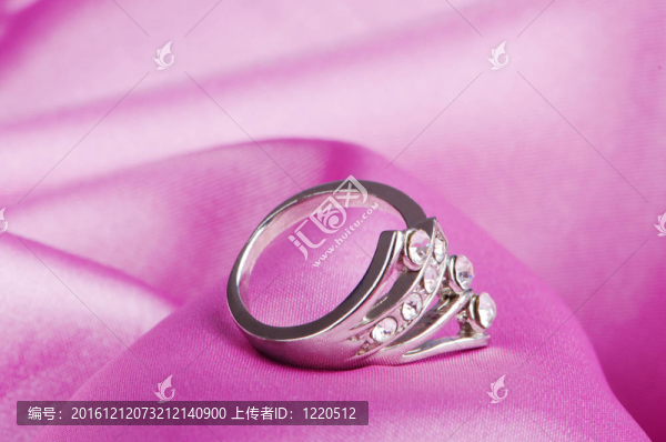 緞面上的珠寶戒指