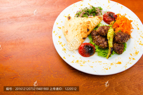 肉丸子在盤子里