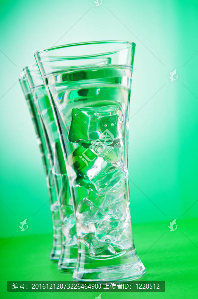 玻璃在梯度背景下的水