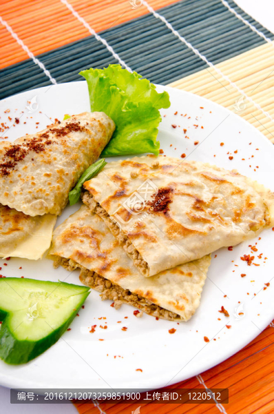 肉煎餅在盤子里