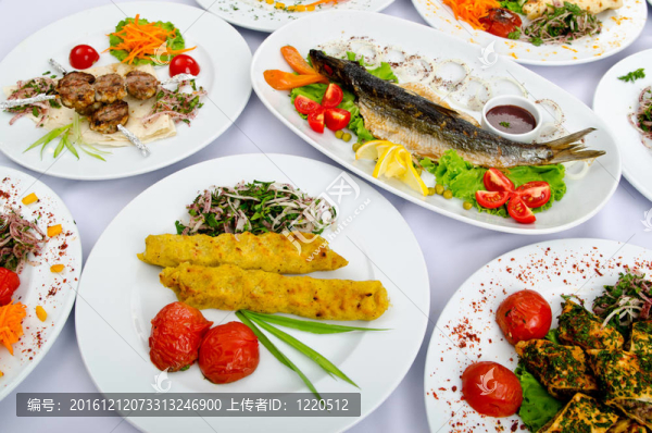 桌上有許多飯菜