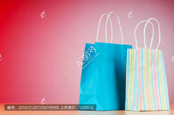 針對(duì)梯度背景的彩色紙購(gòu)物袋