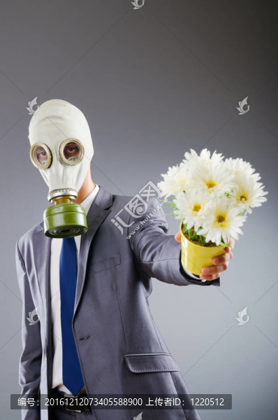 帶防毒面具和鮮花的商人
