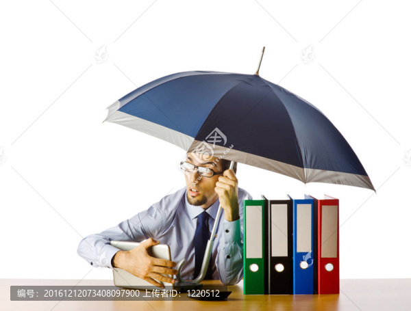 商人手里拿著雨傘在辦公室