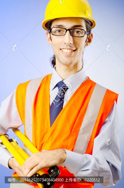 帶帽的年輕建筑工人