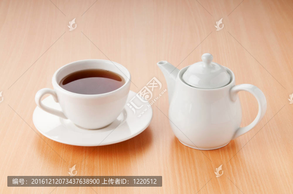 木桌上的茶