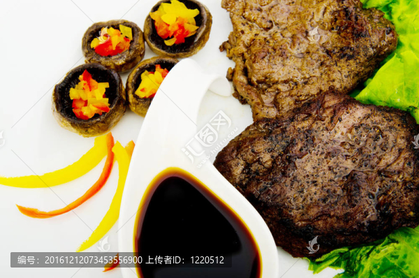 牛排加醬汁在盤子里