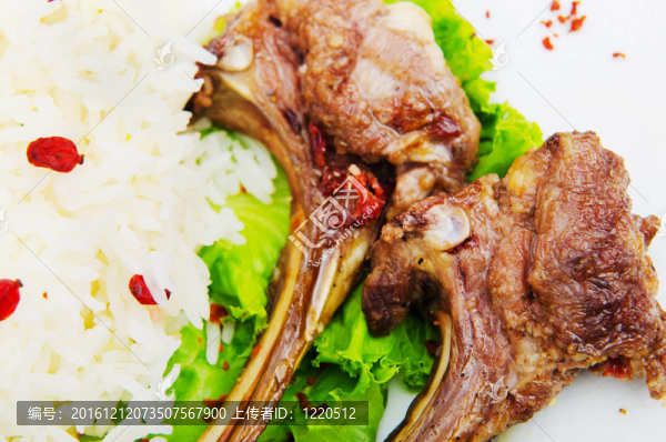 羊肉排骨飯?jiān)诒P(pán)子里