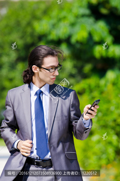 街上的年輕商人