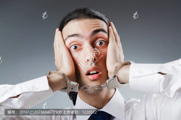 商人戴上手銬興師問罪