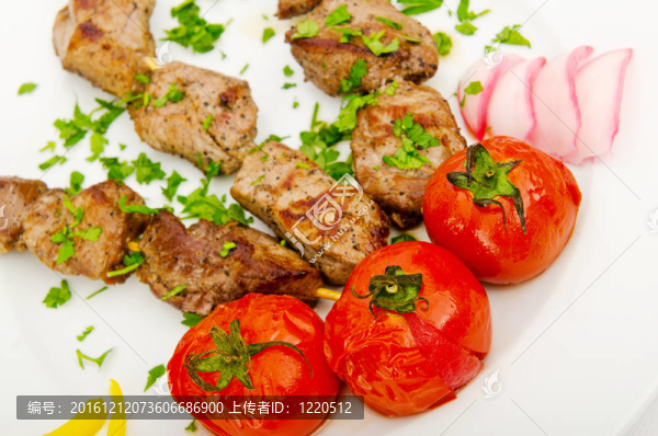 在板上烤羊肉串