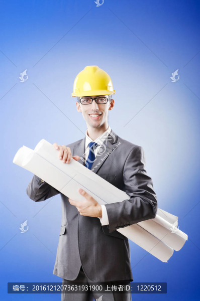 年輕的建筑師圖紙和安全帽