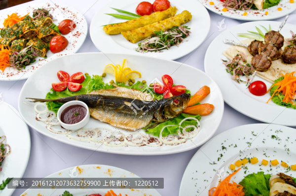 宴會(huì)桌上的飯菜