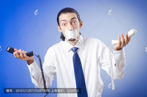 商人用嘴唇封住