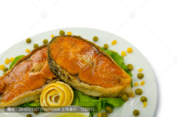 烤鮭魚并在盤子里食用