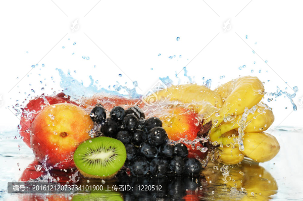 純凈的水果在噴水中