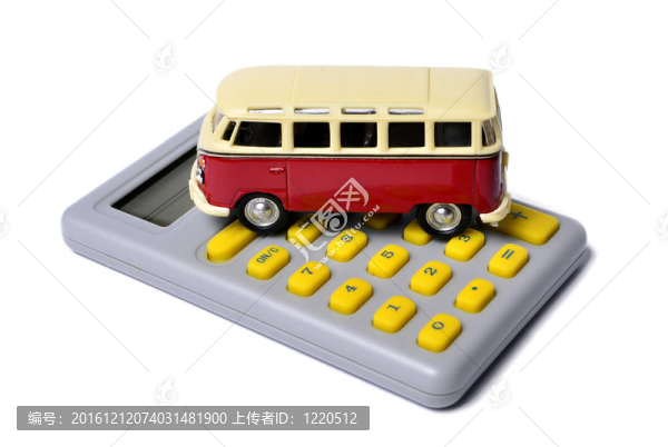 微型面包車在計算器上白色隔離；概念