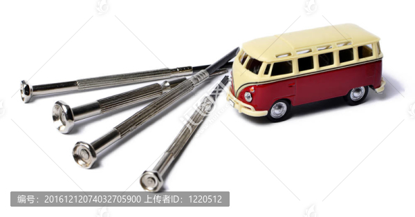 微型車和螺絲刀白色隔離