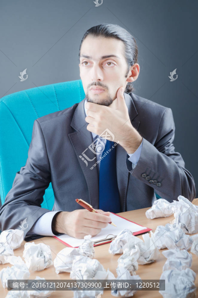 商人用很多廢紙